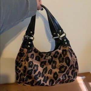 Cheetah print coach hand bag.